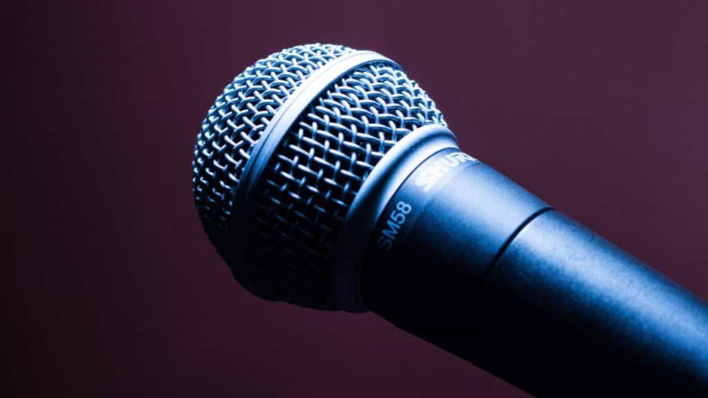 Ein Mikrophone vor einem dunklem Hintergrund. 
