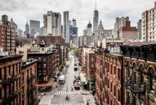 Die Straßen von Manhattan mit Blick auf die Skyline.