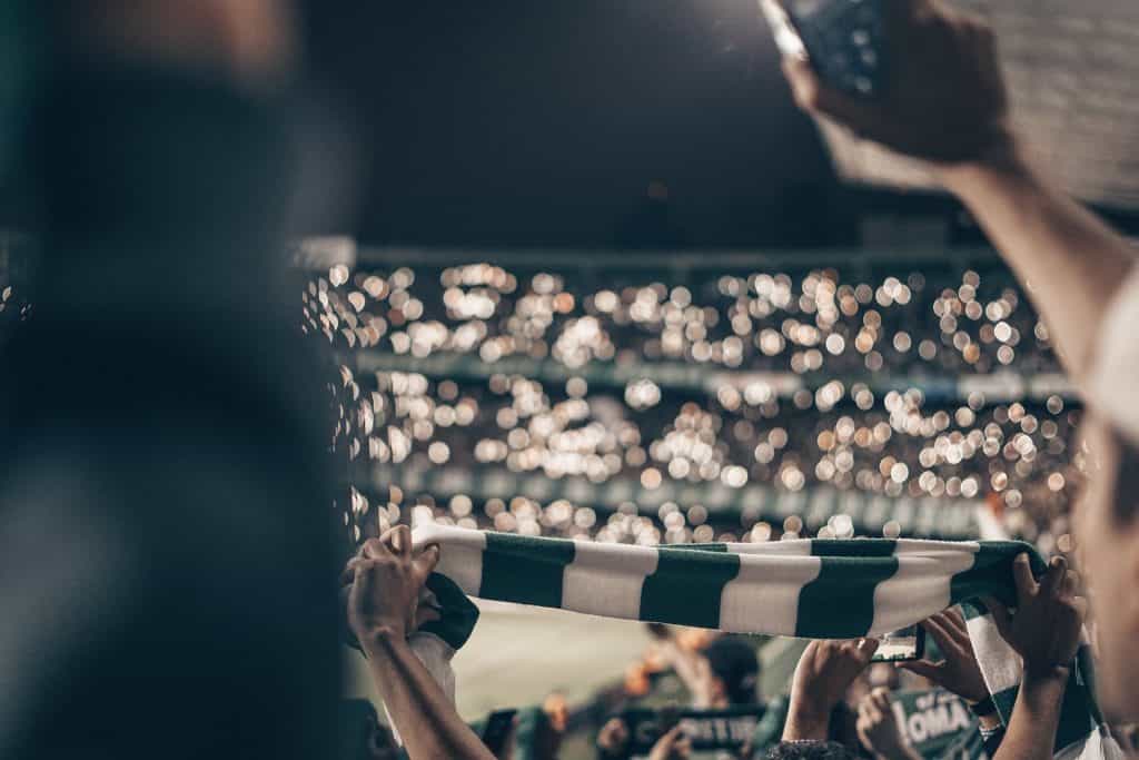 Fußballfans in einem Stadion in Brasilien.