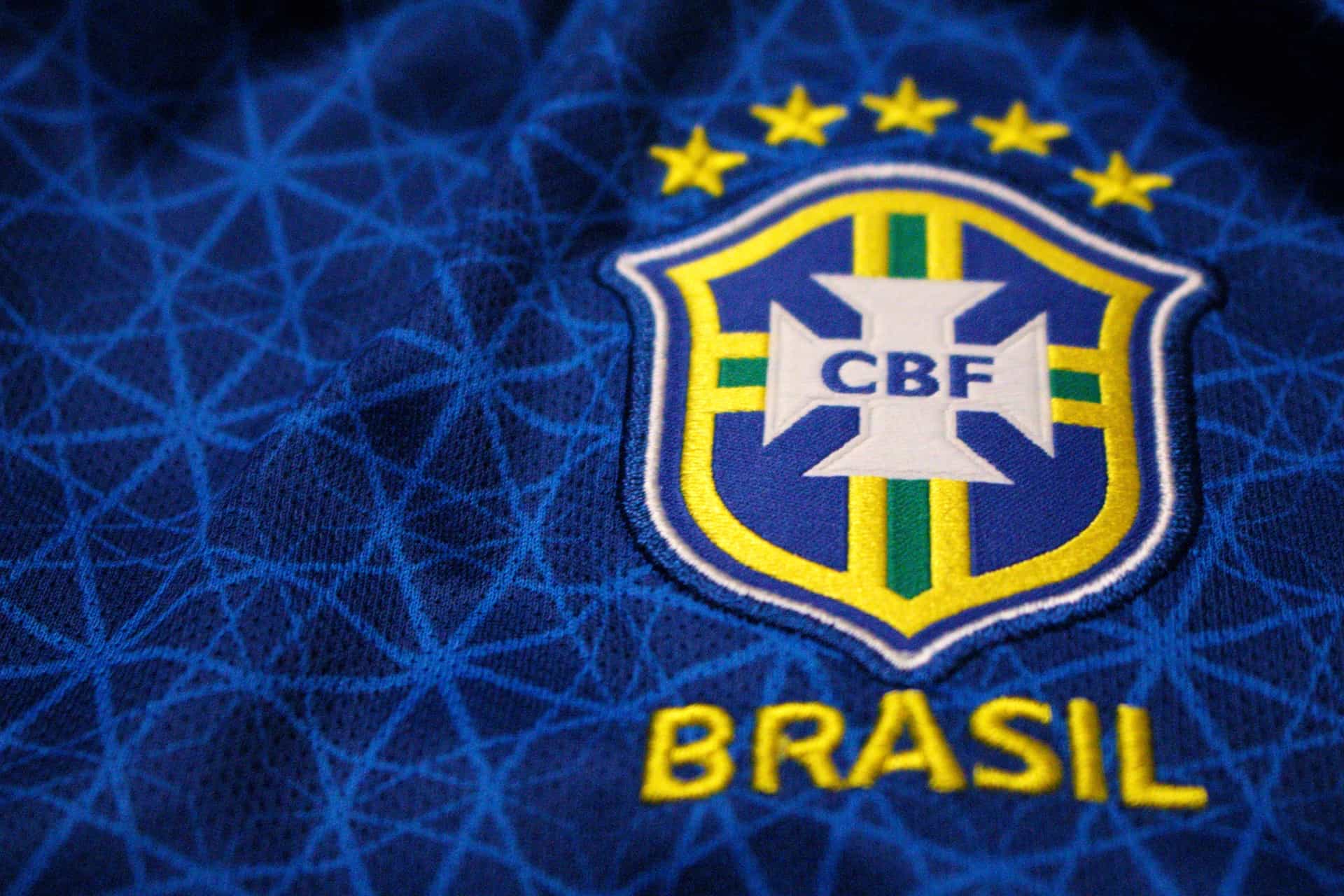 Das Logo des brasilianischen Fußballverbandes auf einem Trikot.