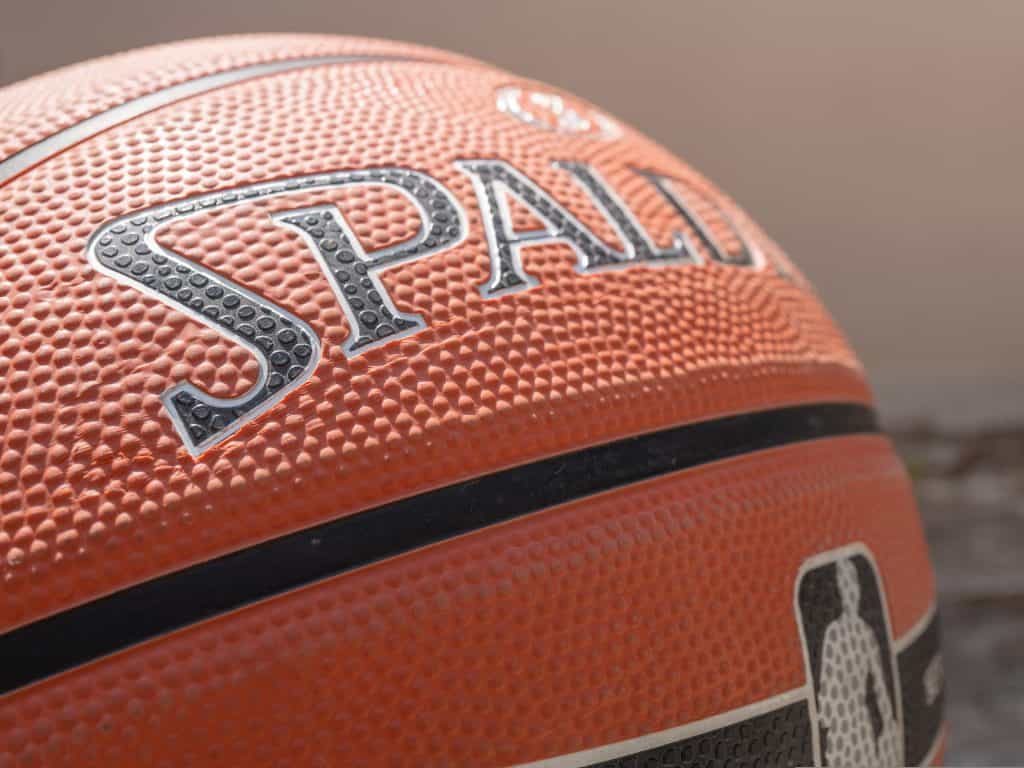 Spalding-Basketball mit dem NBA-Logo. 