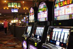 Spielautomaten in einem landbasierten Casino.