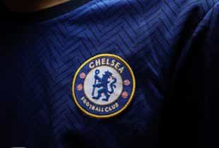 Ein blaues Trikot mit dem Logo von Chelsea.
