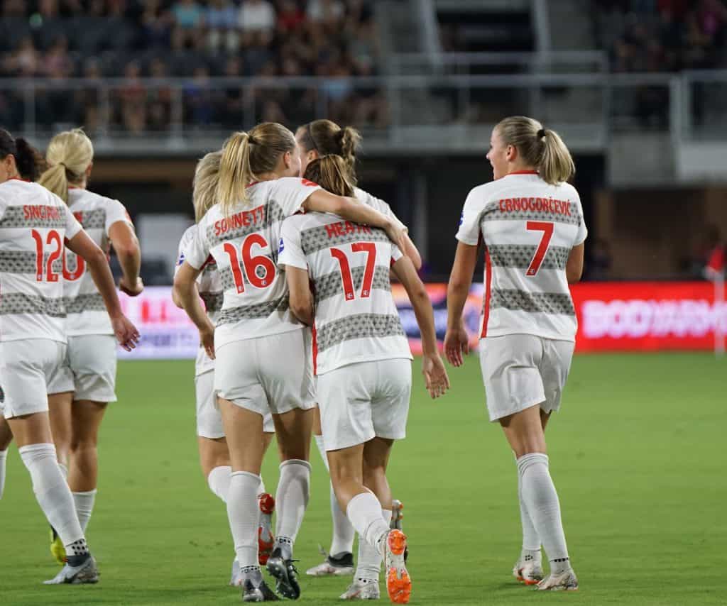 Eine Frauenfußballmannschaft beim Jubeln