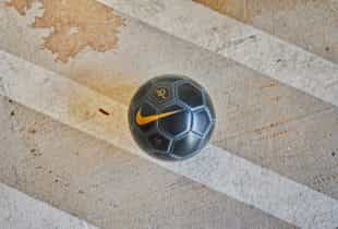 Ein schwarzer Nike-Ball mit dem Logo von Ronaldinho.