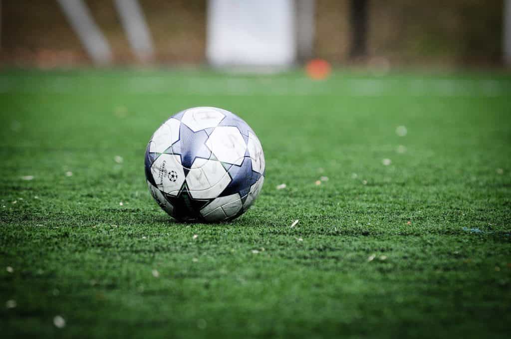 Ein Ball der UEFA Champions League auf einem Kunstrasen. 