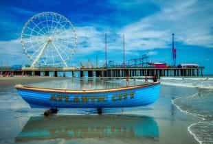 Ein Steg am Ufer von Atlantic City in den USA
