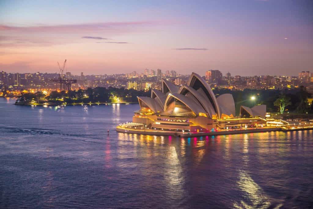 Die weltberühmte Oper in Sydney bei Dämmerung