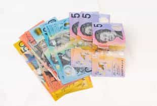Mehrere Scheine des Australischen Dollars auf weißem Hintergrund
