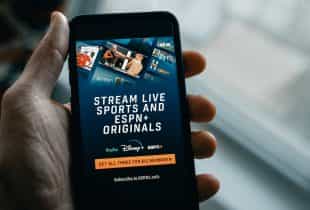 Ein Smartphone, auf dem die App ESPN+ geöffnet ist