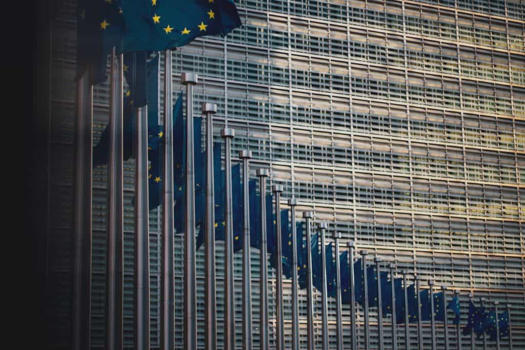 Zahlreiche Fahnenmasten mit EU-Flagge vor dem Gebäude der EU-Kommission