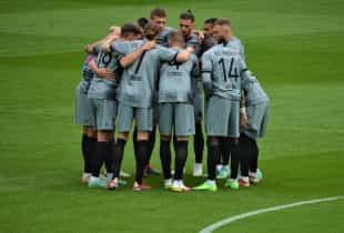 Die Mannschaft des FC St. Pauli im Huddle auf dem Spielfeld.