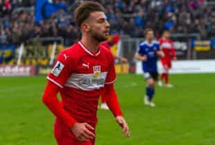 Ein Spieler des VfB Stuttgarts im Trikot während eines Fußballspiels