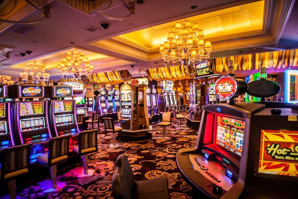 Mehrere Spielautomaten auf einer Spielfläche in einem US-Casino. 