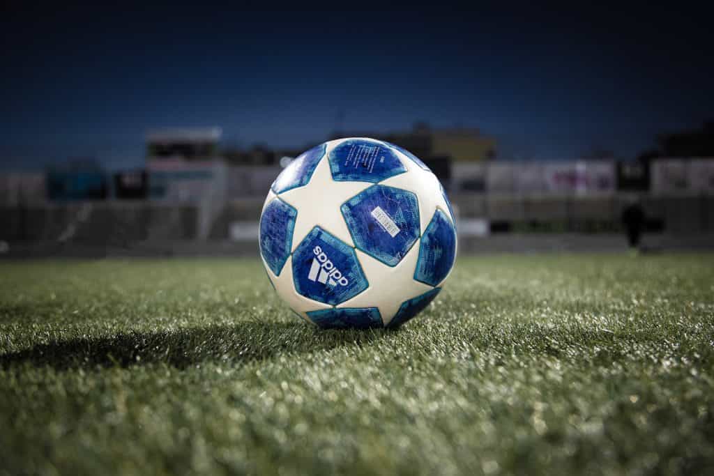 Blauer Ball der UEFA Champions League auf Kunstrasen