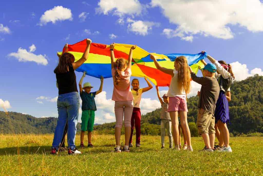Eine Gruppe von Kindern spielt in der Natur