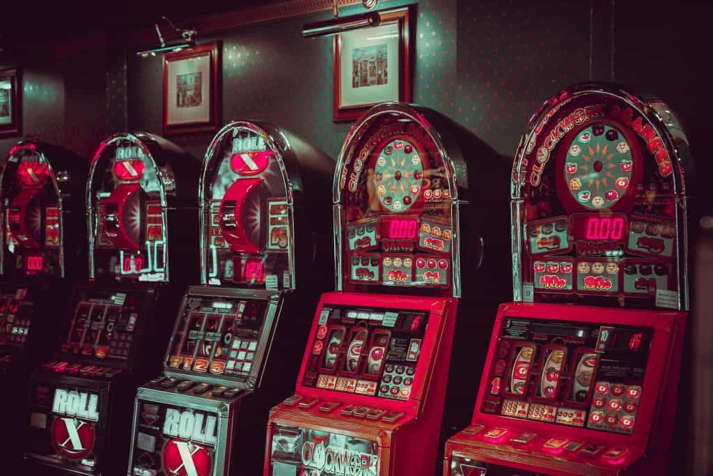 Fünf klassische Spielautomaten in einer Reihe. 