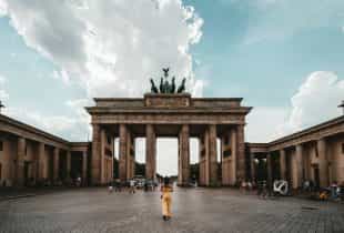Das Brandenburger Tor in Berlin bei Tag.