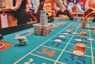 Ein Roulette-Tisch mit Chips in einem Casino.