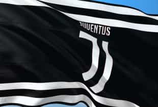 Eine Flagge des italienischen Erstligisten Juventus Turin weht im Wind.