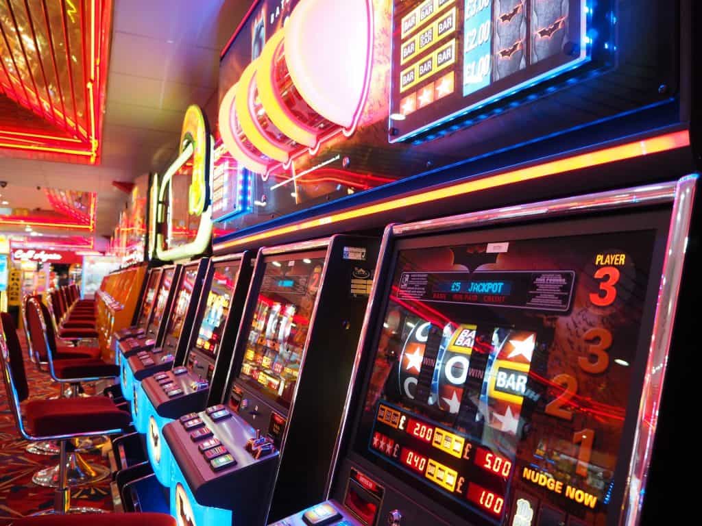 Eine Spielhalle mit zahlreichen Spielautomaten nebeneinander aufgereiht.