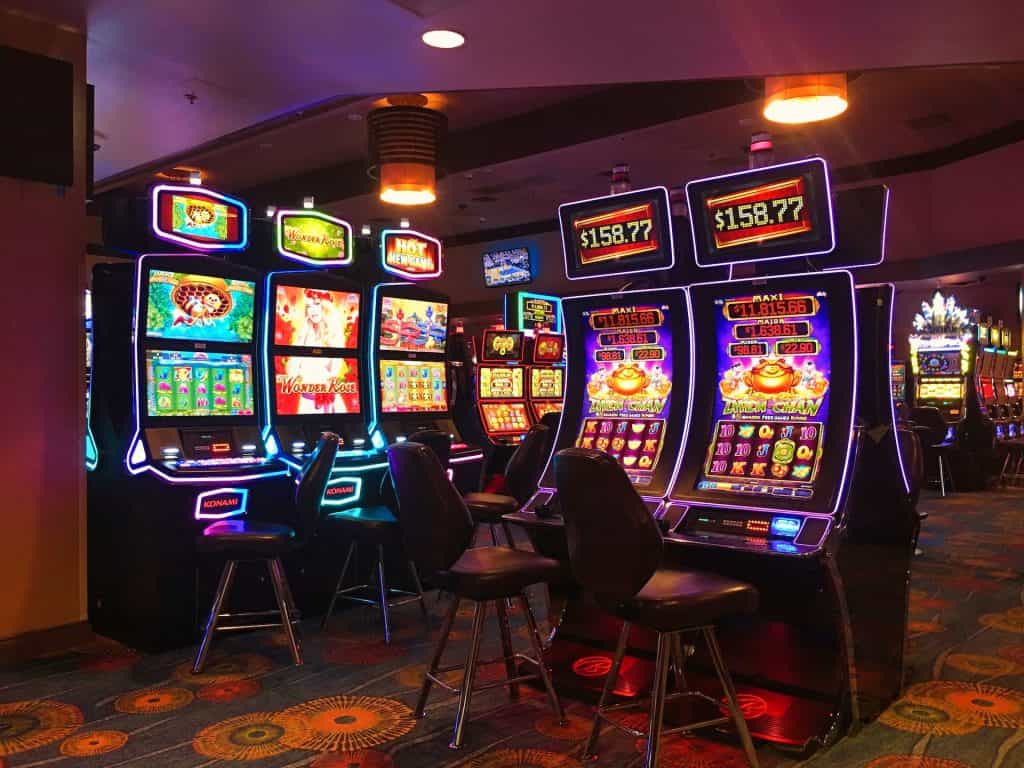 Spielautomaten in einem Casino. 