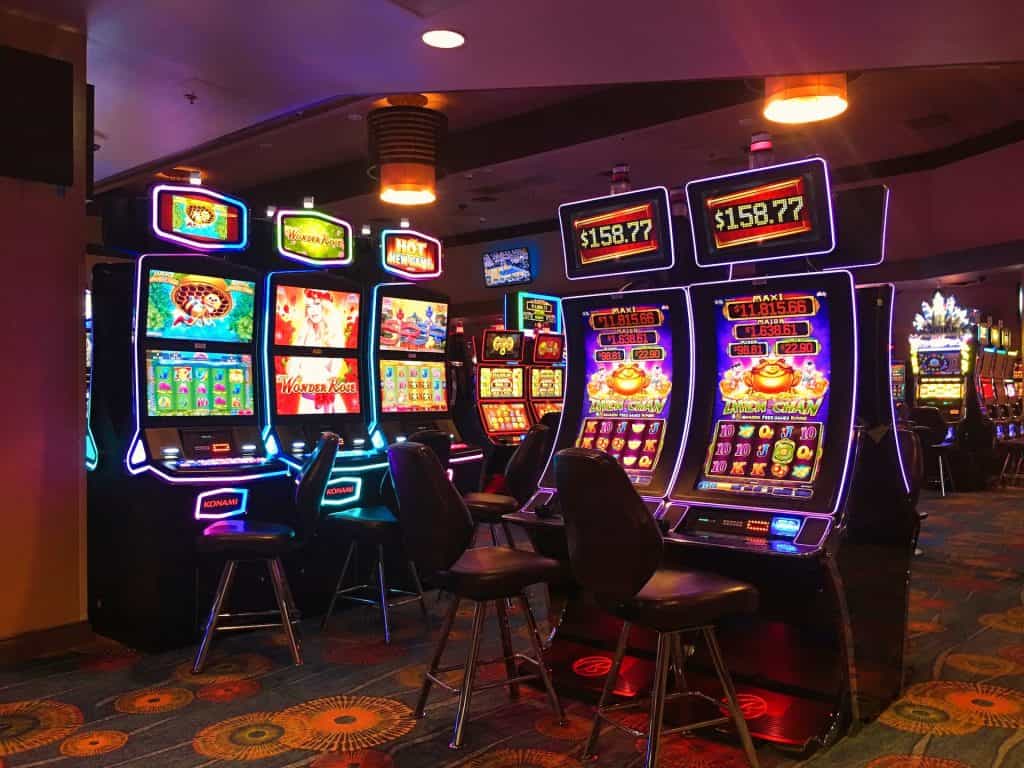 Spielautomaten in einem Casino.