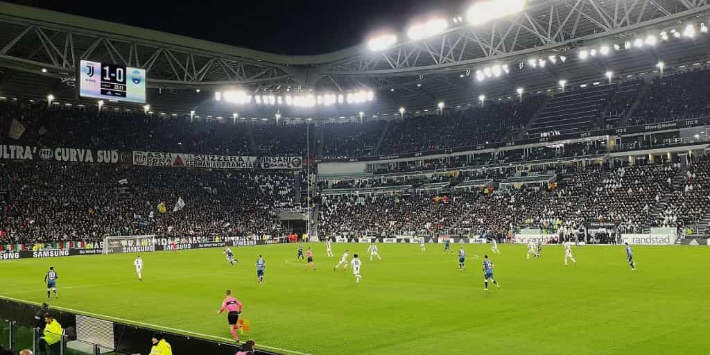 Das vollbesetzte Stadion von Juventus Turin während eines Fußballspiels. 