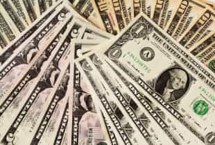 Mehrere US-Dollar-Noten auf einem Haufen.