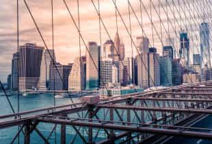 Blick auf Lower Manhattan von der Brooklyn Bridge.