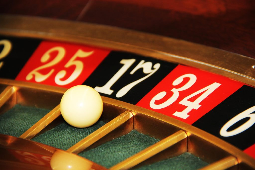 Eine weiße Kugel im Roulette-Kessel auf der schwarzen 17.