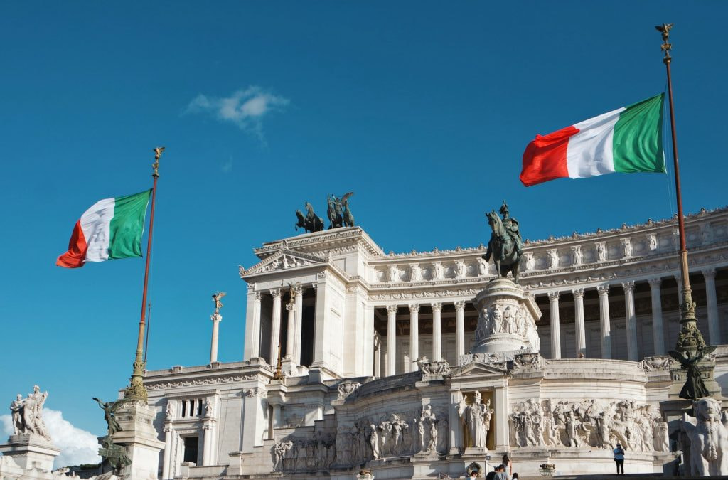 Ein Fahnenmasten mit der italienischen Nationalflagge vor dem Altare della Patria in Rom. 
