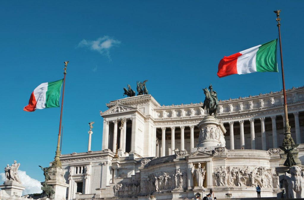 Ein Fahnenmasten mit der italienischen Nationalflagge vor dem Altare della Patria in Rom.