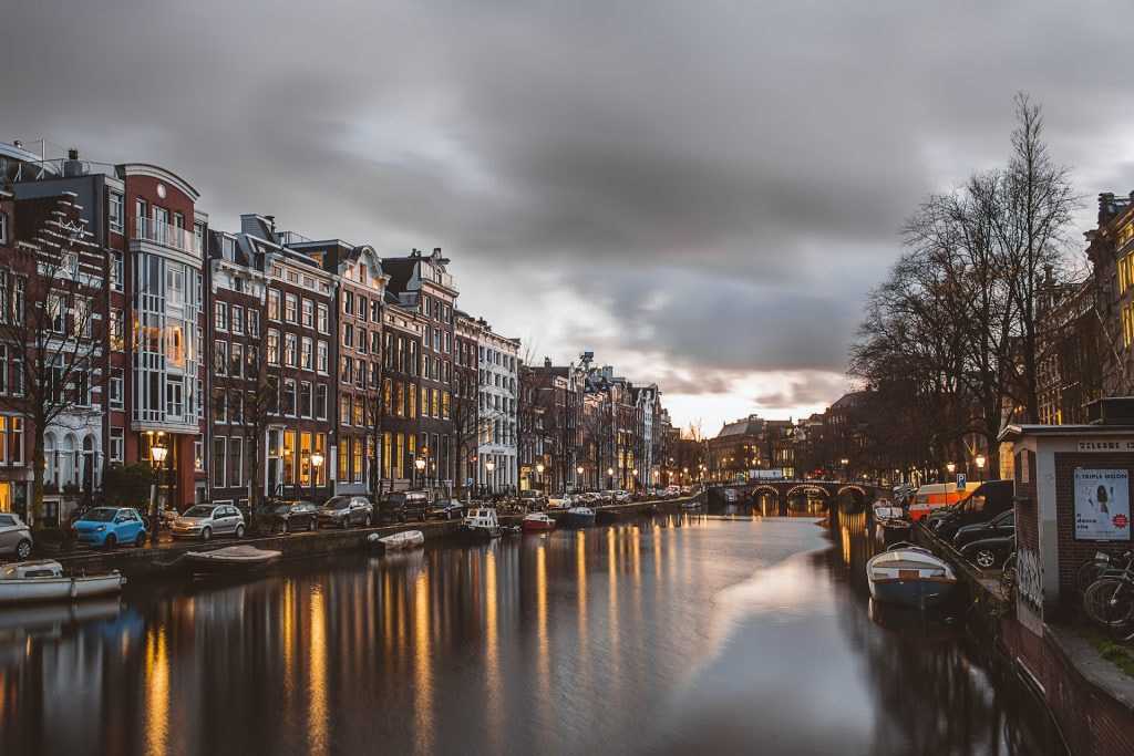 Mehrere Häuser an einer Gracht in Amsterdam.
