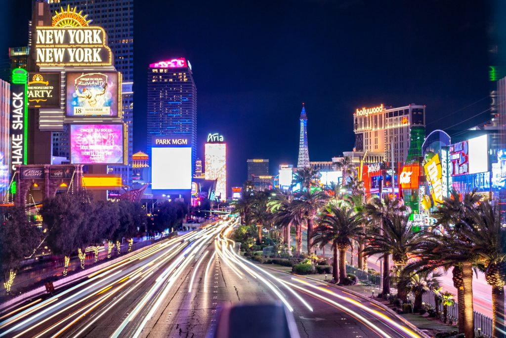 Der weltberühmte Strip in Las Vegas bei Nacht. 