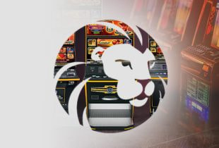 Ein lebendiger Showroom voll mit den neuesten Spielautomaten von Löwen Entertainment, einschließlich der Premieren-Setup für die Novoline 2024 Software-Demonstration.