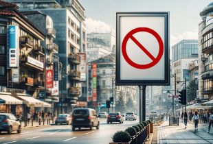 Eine leere Werbetafel an einer belebten Straße symbolisiert das Werbeverbot für Glücksspiel in Bulgarien.