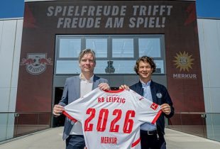 RB Leipzig Fußballstadion mit LED-Bandenwerbung der Marke Merkur während eines Spiels.