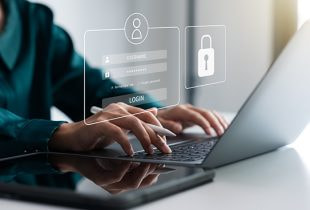 Ein Computerbildschirm zeigt eine Webseite mit einem Online Gewinnspielformular, das persönliche Daten wie Name und E-Mail-Adresse abfragt.
