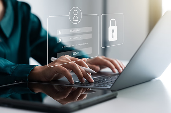 Ein Computerbildschirm zeigt eine Webseite mit einem Online Gewinnspielformular, das persönliche Daten wie Name und E-Mail-Adresse abfragt.