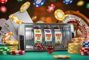 Ein Spieltisch mit verschiedenen Glücksspielutensilien, umgeben von Chips und virtuellen Casinokomponenten, die den Fokus auf Online Glücksspiel lenken.