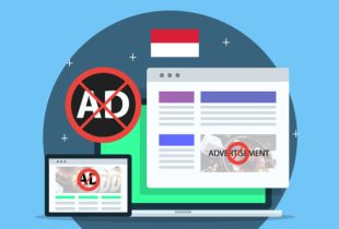Ein Computerbildschirm zeigt blockierte Online Anzeigen, die für illegales Glücksspiel in Indonesien werben.
