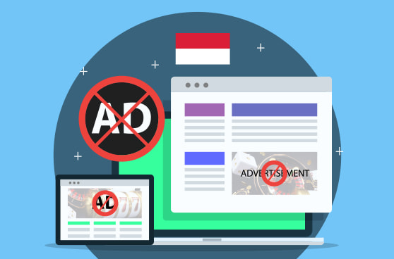 Ein Computerbildschirm zeigt blockierte Online Anzeigen, die für illegales Glücksspiel in Indonesien werben.