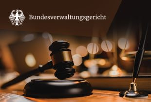 Ein Gerichtssaal mit einem Justizhammer und einem Dokument, das das Logo einer Soziallotterie zeigt.