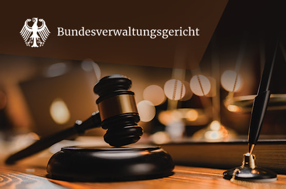 Ein Gerichtssaal mit einem Justizhammer und einem Dokument, das das Logo einer Soziallotterie zeigt.