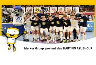 Spieler der Merkur Group jubeln über ihren Turniersieg beim Harting-Azubi-Cup 2025 in einer Sporthalle.
