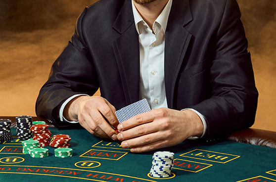 Boris Becker sitzt an einem Pokertisch, umgeben von jungen Pokerspielern.