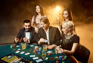 Ein Pokertisch mit Spielern und Karten.