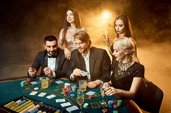 Ein Pokertisch mit Spielern und Karten.