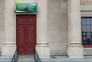 Der Eingang eines modernen Regierungsgebäudes mit dem Logo der Gambling Regulatory Authority of Ireland über der Tür.